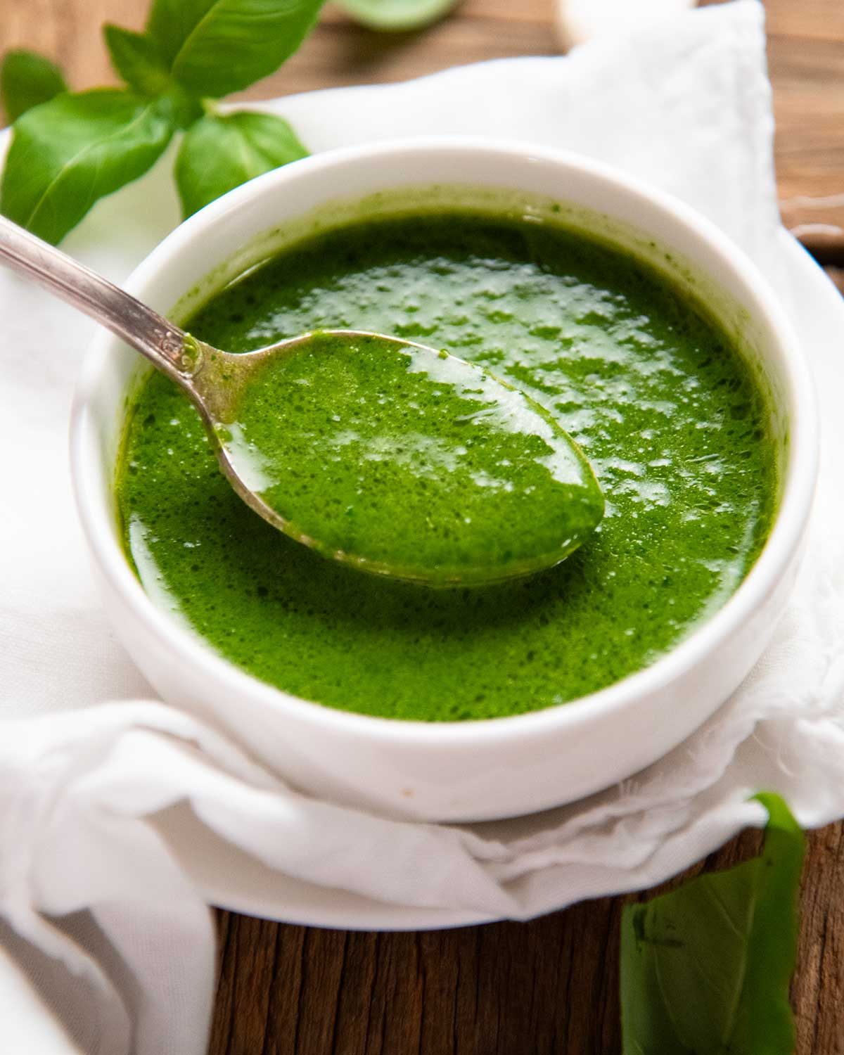 Fresh basil vinaigrette (dressing)