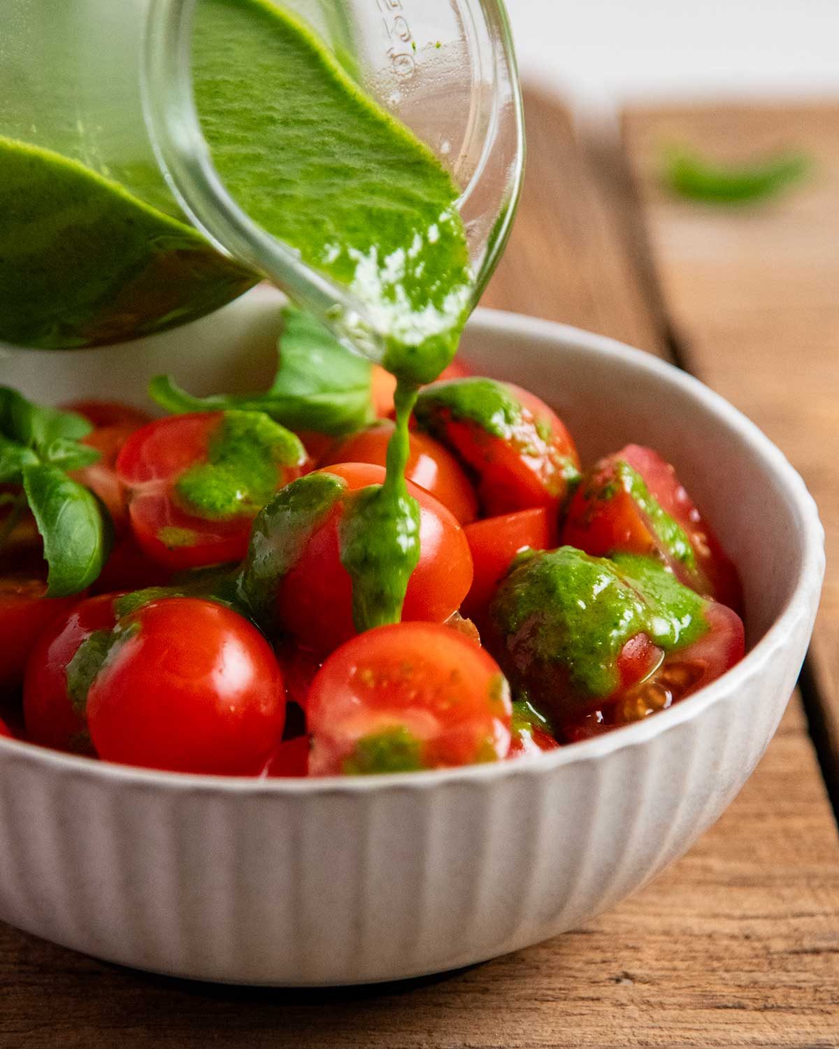 Fresh basil vinaigrette (dressing)