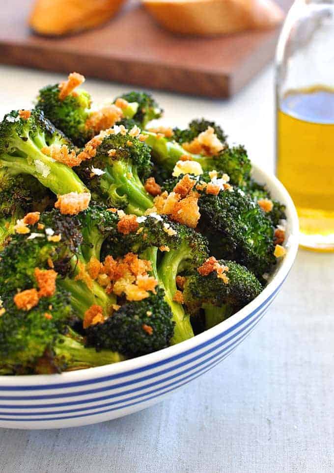 Make broccoli irresistible by sprinkling it with toasted breadcrumbs! Minutes to prepare, baked on one tray, the perfect side dish.