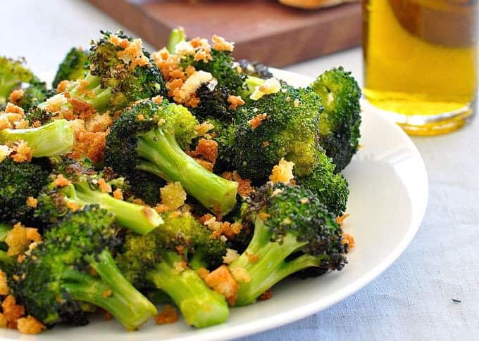 Make broccoli irresistible by sprinkling it with toasted breadcrumbs! Minutes to prepare, baked on one tray, the perfect side dish.