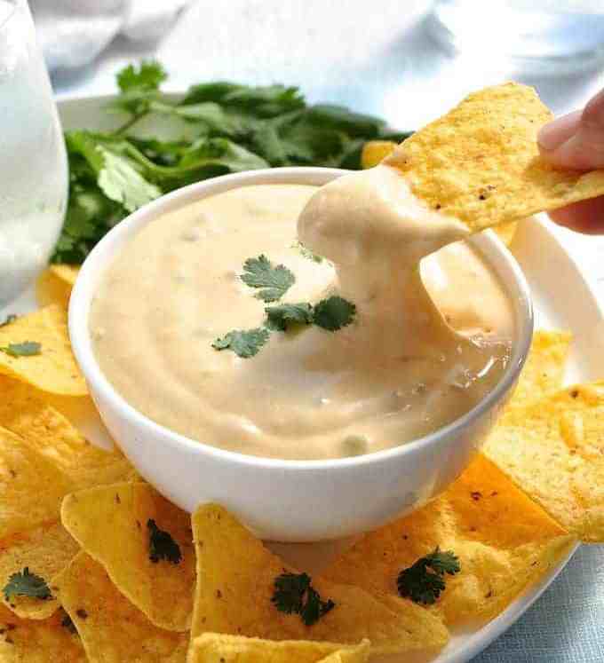 This dip does not harden when cooled, and doesn't split when reheated. Just 5 min to make, without using processed cheese. #dip #cheese #nachos #sauce