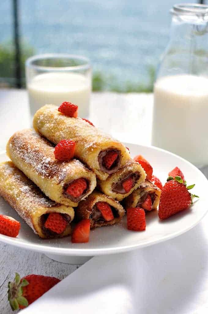 Strawberry Nutella French Toast Roll Ups - just a handful of ingredients to make these in 15 minutes. They taste like doughnuts! recipetineats.com