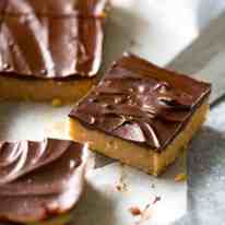 Super quick, 5 ingredient Peanut Butter Chocolate Bars - tastes like Peanut Butter Cups! recipetineats.com