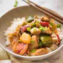 Bright and colourful, this Sweet and Sour Chicken Stir Fry is made with a sauce that rivals the best Chinese restaurants! recipetineats.com