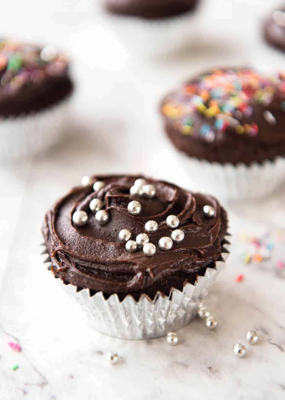 No stand mixer required to make the Best EASY Chocolate Cupcakes. Moist, deeply chocolatey with a tender crumb, these are unbelievably fast & easy. www.recipetineats.com