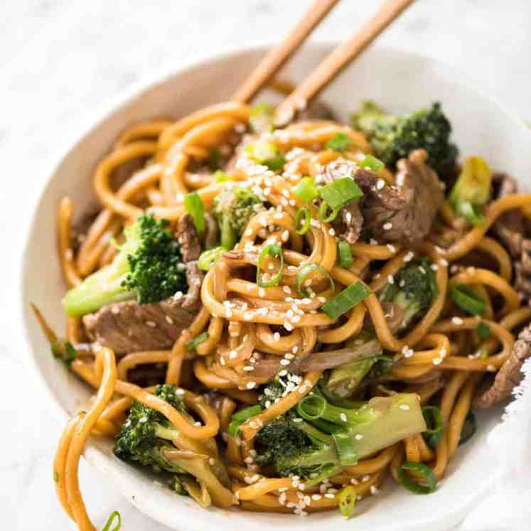 Chinese Beef and Broccoli Noodles - Everybody's favourite Chinese Beef and Broccoli with noodles! recipetineats.com
