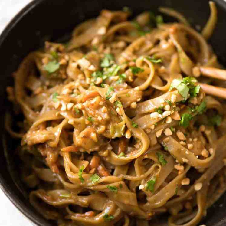 Stir Fried Noodles with Peanut Sauce - tastes like satay peanut stir fries you get at Chinese restaurants in Australia. So easy and SO GOOD! recipetineats.com