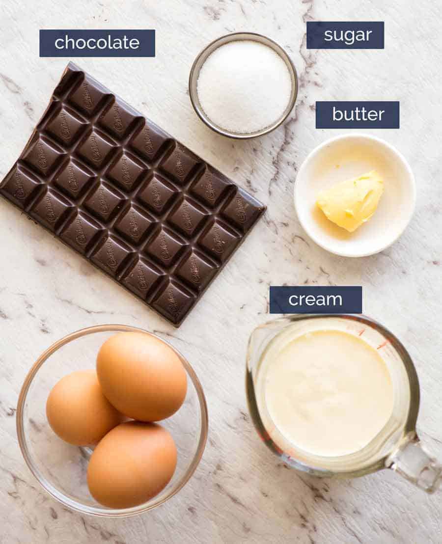 O que há em mousse de chocolate? Apenas cinco ingredientes!