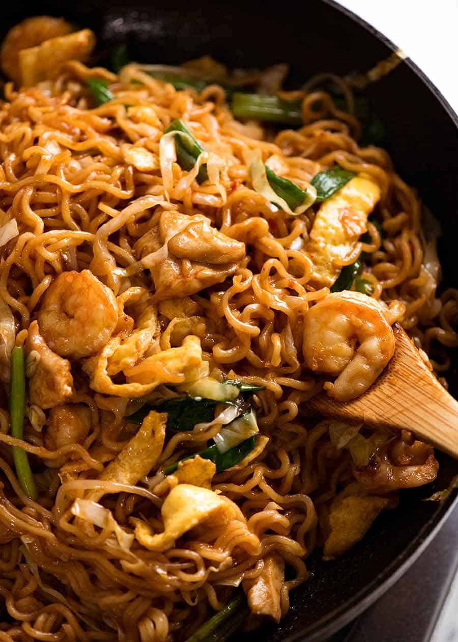 Close up of Mie Goreng with chicken and shrimp/prawns
