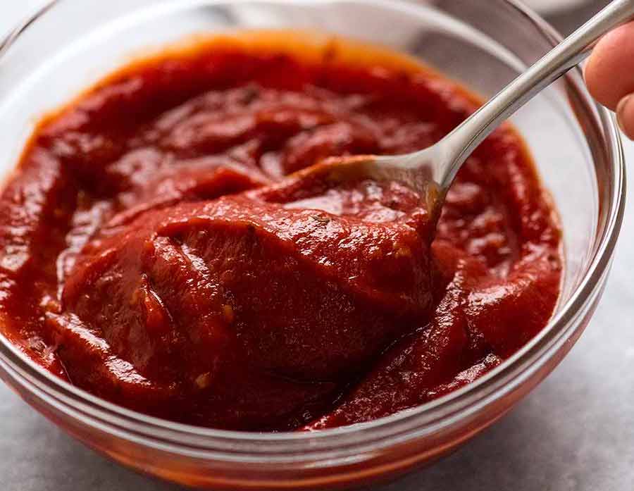 Quick pizza sauce made with tomato paste