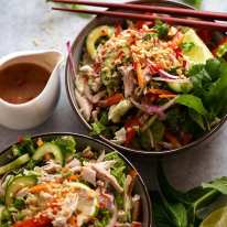 Duas tigelas de salada de frango vietnamita prontas para comer