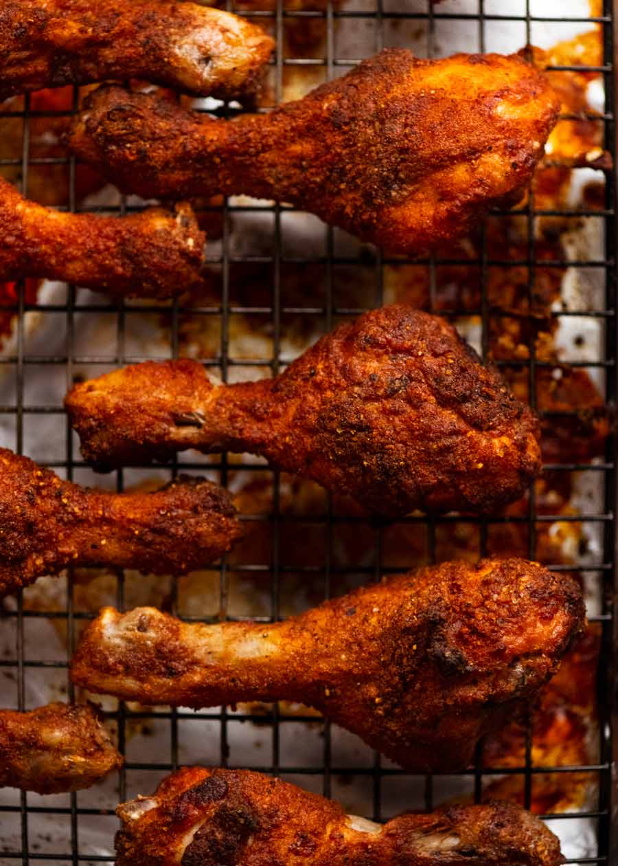 Cosce di pollo al forno croccanti su una teglia, appena sfornate