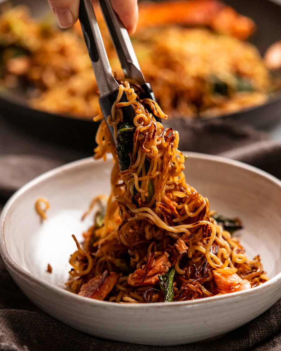 Servire gli spaghetti al salmone Teriyaki in una ciotola