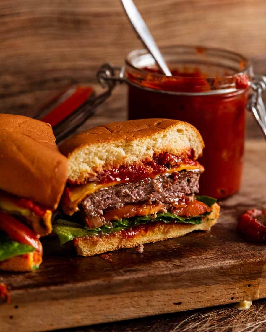 Hamburger with quick tomato chutney burger sauce