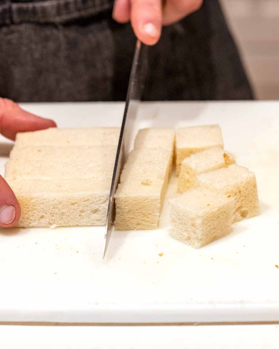 Tagliare il pane per fare i crostini fatti in casa