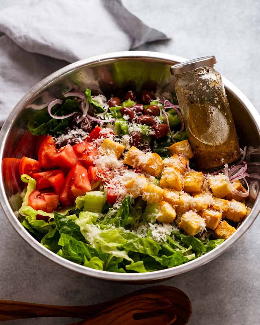 Ingredienti Mega Italian Salad in una ciotola pronta per essere condita