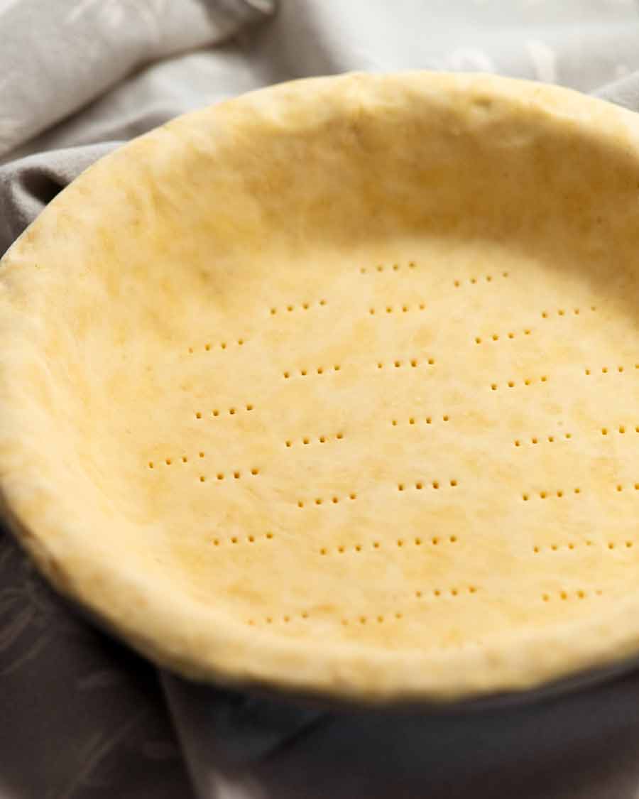 Pie tin with shortcrust pastry for apple pie