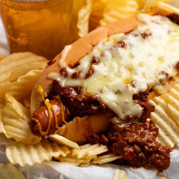 Chili dog with beer and crisps
