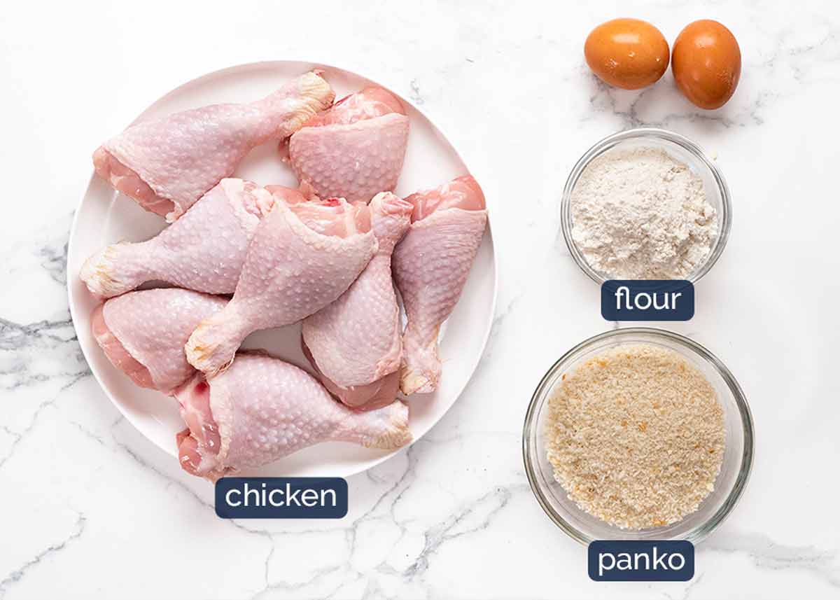 Ingredientes en muslos de pollo rebozados crujientes