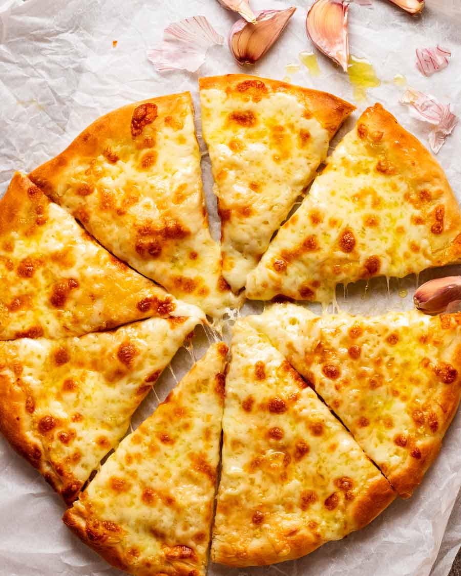 Fotografía aérea de pizza de queso y ajo