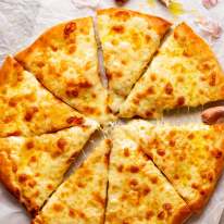 Fotografía aérea de pizza de queso y ajo